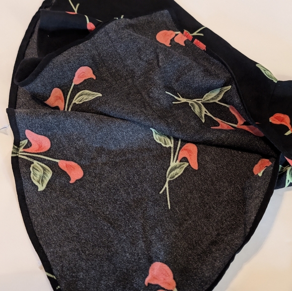 Carmen Marc Valvo Black Top with Red Floral Design - Picture 5 of 5